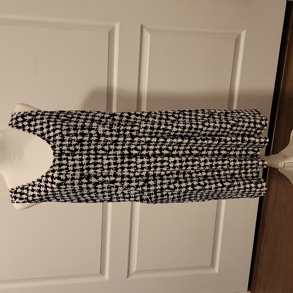 24/7 comfort dress, black/white, med, knee length, sleeveless, pockets